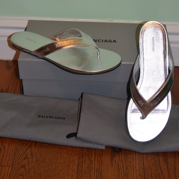 NIB $525 Balenciaga Logo Metallic Leather Flip Flops - Sz 8.5 US / 38.5 EU - Picture 1 of 7